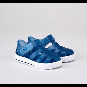 Very chic European jelly sandals